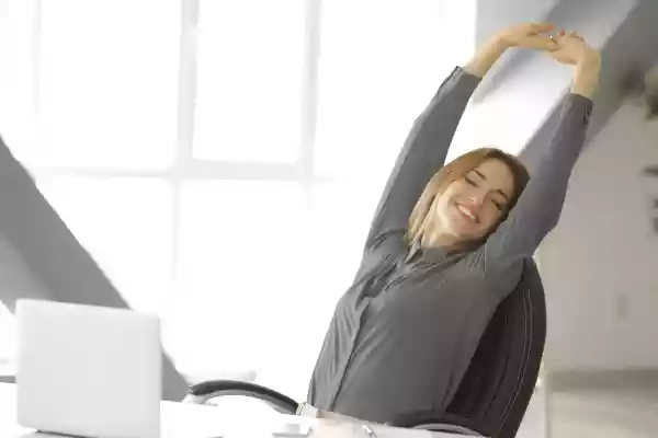 Une photo d'une personne en train de s'étirer Une photo d'une personne en train de s'étirer
