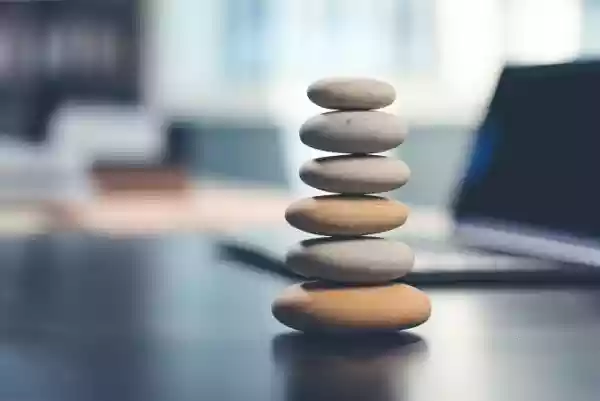 Une photo de plusieurs pierres empil&eacute;s